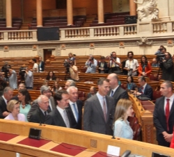 Sus Majetades los Reyes recorrer la Asamblea de la República Portuguesa